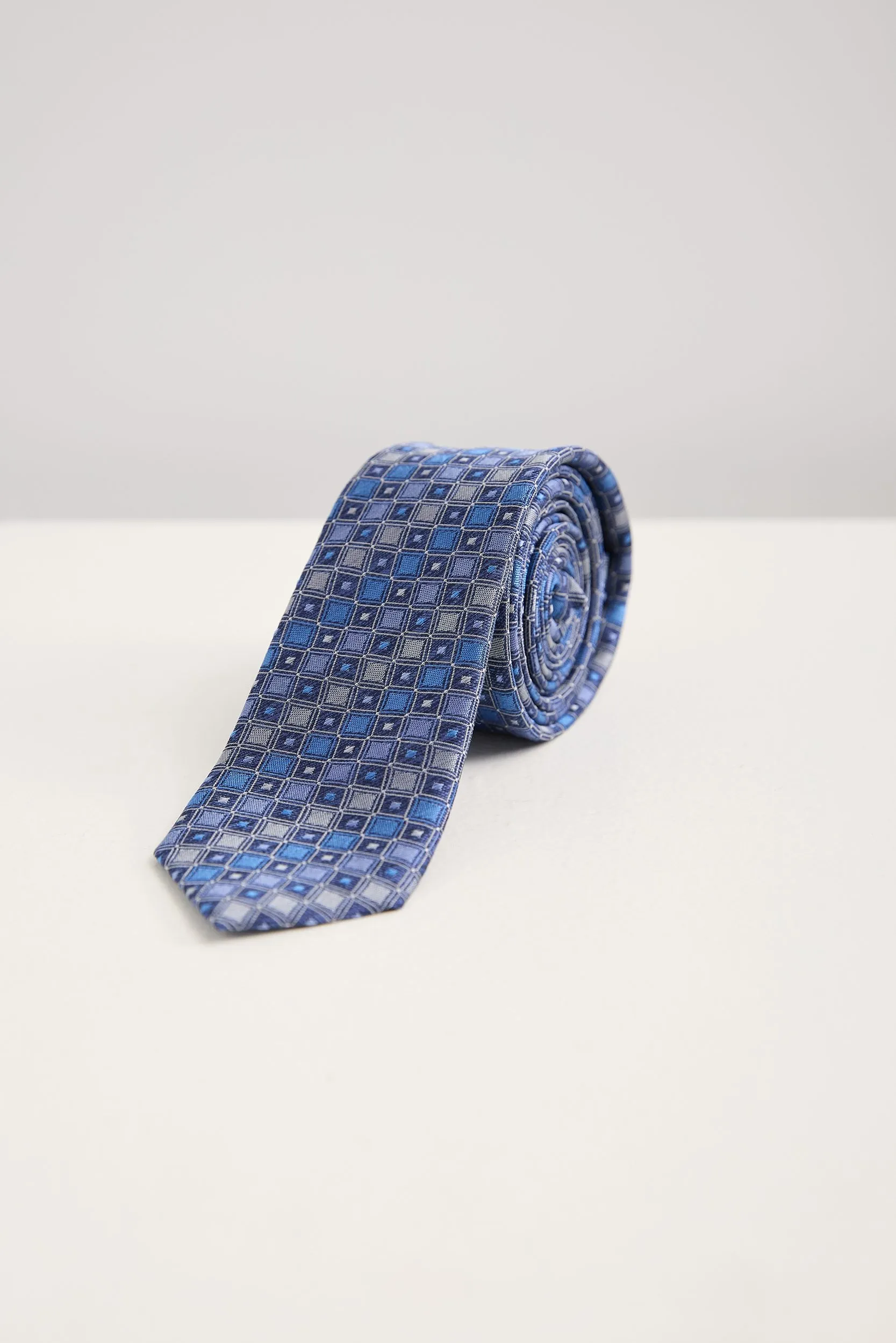 Diamond pattern silk tie