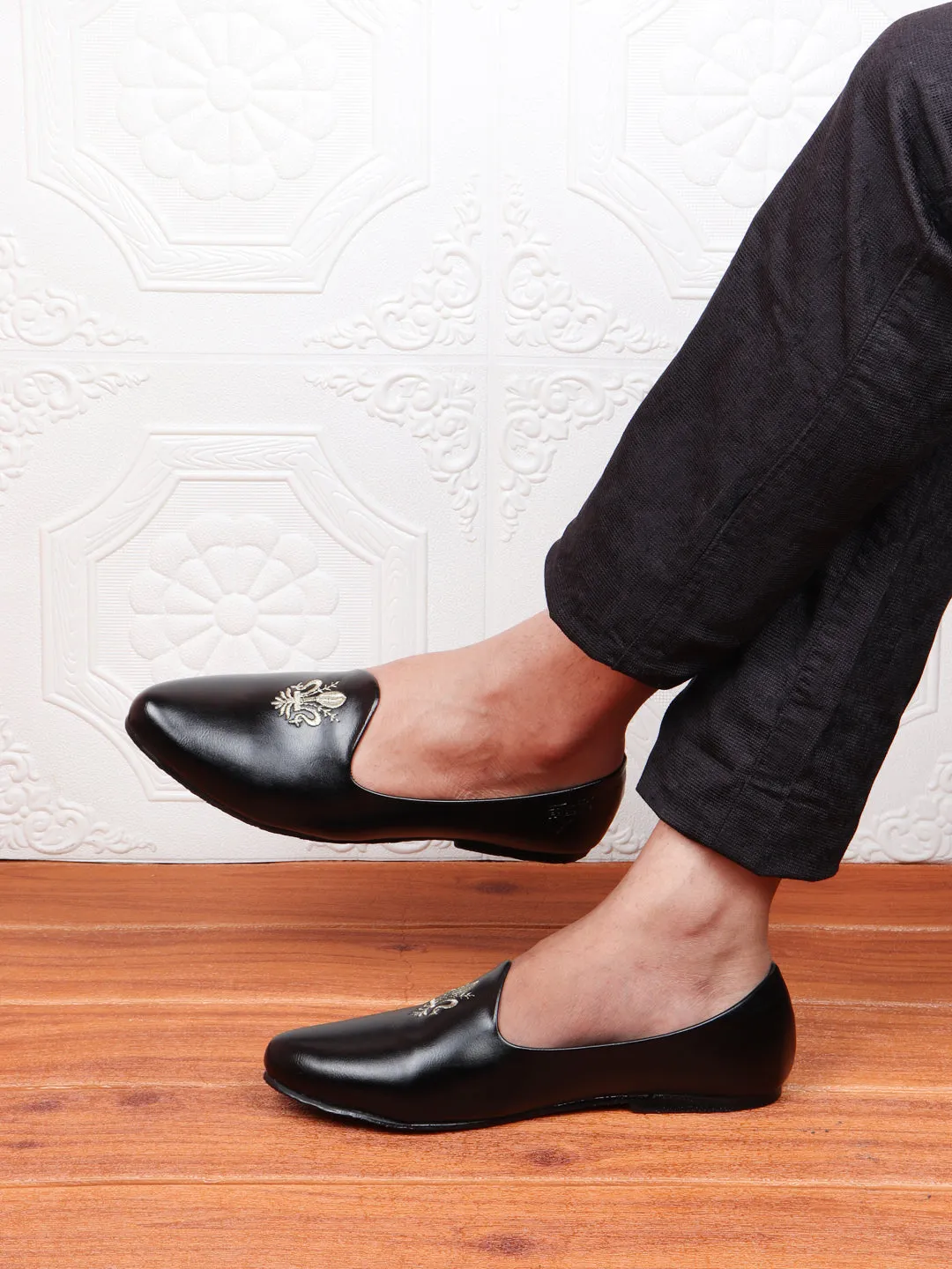 Men Black Ethnic Slip-On Juttis